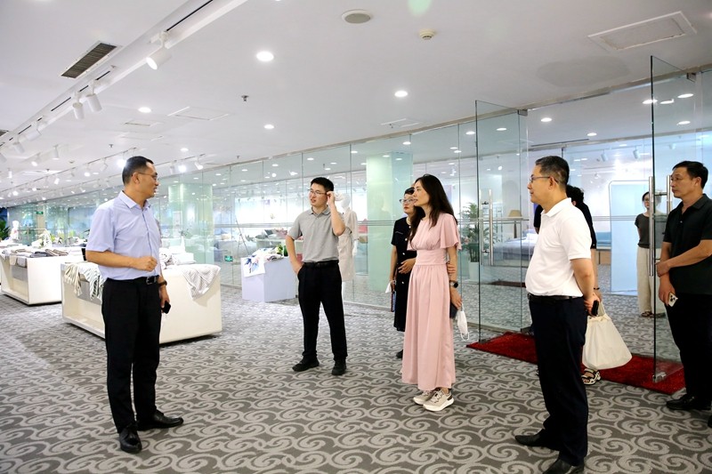 國家發(fā)改委經(jīng)貿司商品平衡二處處長徐婷婷一行考察孚日